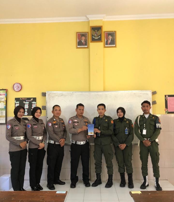 Penyerahan Plakat Penghargaan kepada Polres Temanggung